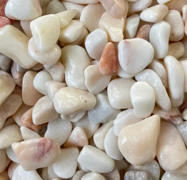 Galet marbre blanc rose pour massif